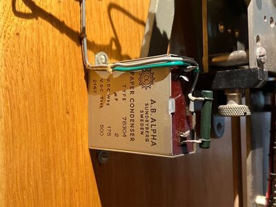 The original capacitor and resistor for the clock circuit.